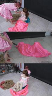 Female Mask Maid Shibari and Satin Bag Escape Challenge! 这个是男M片，请喜欢此类的朋友购买，谢谢<br><br>As the title implies, a cross dresser is locked into skin colored full body tights, puts a wig on the female mask he is wearing and dons a maid outfit. After being tied up in shibari rope bondage and put into a satin bag, he is tasked with escaping the satin bag within one minute. If he cannot, he will be zapped with an electrical current!!<br><br>正如标题所示，变装者需穿上与肤色相近的全套紧身衣，戴上一顶假发，并套上女性面具，再穿上女仆装。之后，他被用绳索捆绑起来，装进一个缎面袋中，任务是在一分钟内从缎面袋中逃脱。如果未能成功，他将受到电击！！