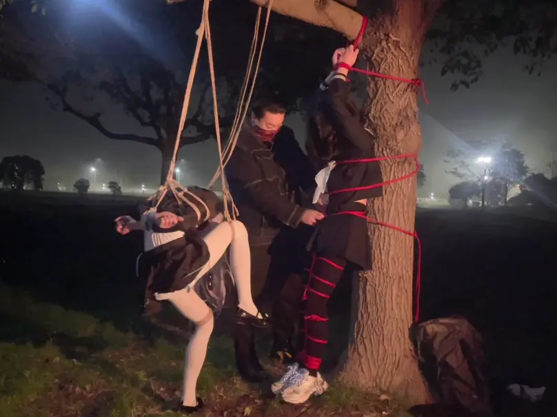 两个小伪娘的户外捆绑悬吊，刚开始互虐，最终互帮互助之下挣脱束缚（上） 因为原视频时间太长所以裁剪成上下两部<br>冬季时候拍摄的，是存货<br>两个m在户外被冻的半死，也算是其中一项调教了哈哈<br><br>我的X：@kilo141Dom  QQ：1084064754<br>欢迎约绳，最好是江浙沪地区的，或者离我近一些的被缚，男女皆可。距离远的话需要报销路费，也接受订拍。<br>素质交流，不摆架子，很好说话。但是无礼且愚蠢的人请自重。