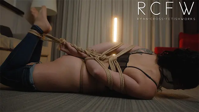 Rae 17 - Rope, Jeans and Pantyhose | 绳索、牛仔裤与连裤袜 Rae 在镜头前被捆绑并塞住了嘴。一大团连裤袜被塞进她嘴里，并用兽用自粘绷带固定住。她身穿上衣，下身穿着连裤袜、牛仔裤和高跟鞋。她脱掉了高跟鞋（事后我好心地让她保留了鞋子），并且正设法挣脱腿上的束缚。我走进来，将她捆成“猪蹄扣”姿势（四肢向后弯曲并捆在一起），然后脱下她的牛仔裤，任由她在地板上翻滚挣扎。<br><br>Rae is tied and gets gagged on camera.  A large wad of pantyhose stuffed in her mouth and secured with vet wrap.  Dressed in a bar, pantyhose, jeans and heels.  She gets the heels off (I was nice enough to let her keep them afterwards) and is making progress on getting her legs free.  I come in, put her in a hogtie and pull her jeans down, leaving her rolling around on the floor.