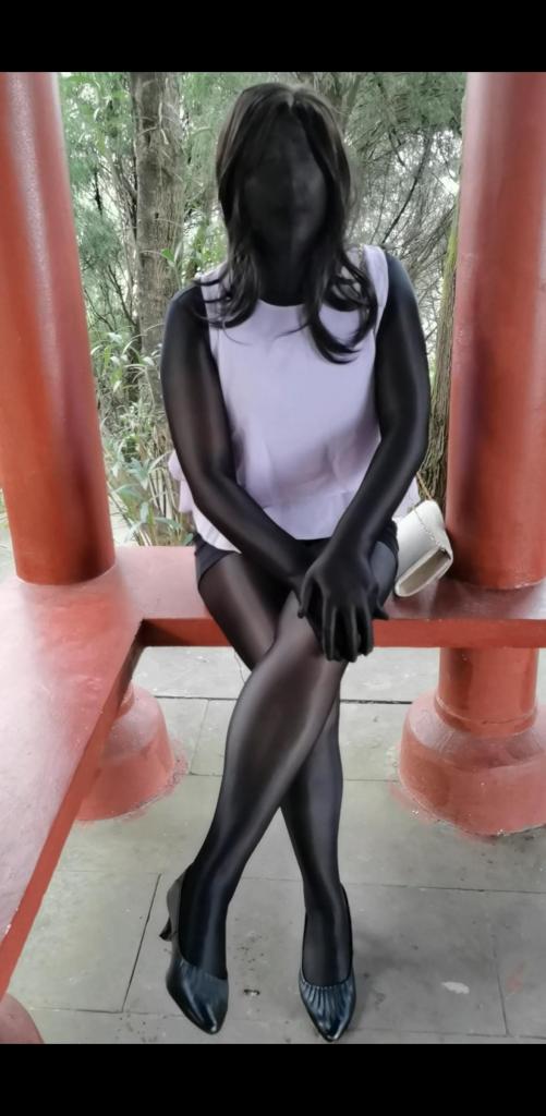 D嫂穿连体丝外遇（zentai） zentai（全包连体黑丝）大嫂小花的遭遇，要从她老公对她的家暴开始，原本幸福的家庭，就因为穿（黑色连体丝全包紧身衣）的事升级成…