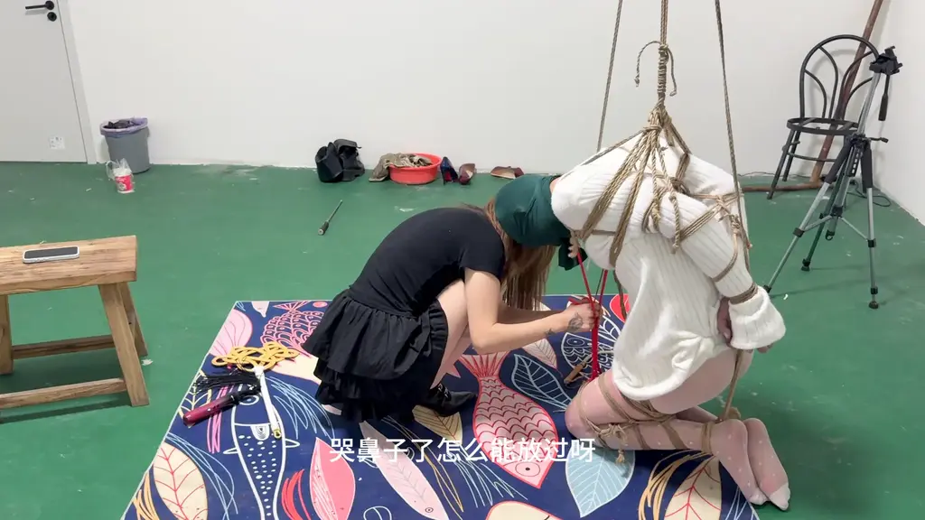 媚娘工作室-你试过线x体验被虐哭吗？（线x体验记录） 媚娘工作室<br>V:MNS66996<br>线x体验 私人定拍 线下陪玩 约绑模特 全国上课<br>经过严厉虐阳后，建构可以说是老老实实，跪在地上面朝主人等待下一轮的调教。壹壹和水儿轮番上阵，把它先m字腿捆绑使它跪坐两难，然后极限直臂吊起绳子带过头顶直接拉到双腿处，头也抬不起来了，最后脚踝连接手腕，浑身发麻又害怕的狗子在求饶中哭了出来，水儿循循善诱，它的哭声越来越大，最后以最卑贱的狗叫和哀求结束。体感超棒