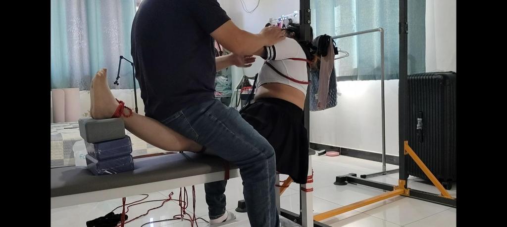 狗蛋老虎凳加窒息 假期安排狗蛋调教，老虎凳加窒息强烈挣扎，哭的嗷嗷叫，定拍交流请加qq8723114