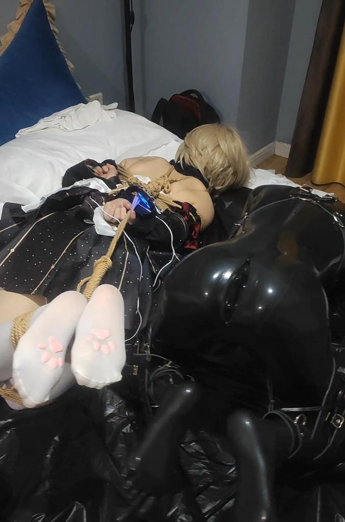 【卿玥原创】【上集】两个小m被玩弄，一个被后手驷马死死捆绑加电击地狱折磨，一个胶衣全包被k9套装紧紧束缚沦为狗狗，屁屁被塞入两个跳蛋折磨前高呜呜直叫 【卿玥原创】两个小m被玩弄，一个被后手驷马死死捆绑加电击地狱折磨，一个胶衣全包被k9套装紧紧束缚沦为狗狗，屁屁被塞入两个跳蛋折磨前高呜呜直叫<br>目前运营业务:线下体验，线下调教，绳艺捆绑视频定拍，视频购买，约稿，感兴趣的老板请添加联系方式众筹，感谢您的支持，<br>坐标石家庄，喜欢的可以点点关注有更新会有提醒，有想订拍的线下体验真空床，全包木乃伊，绳束等等的可以加q3687429497，不闲聊，谢谢加的时候备注狐妖吧哦。另找石家庄女s或女m模特，身材好的cd妹妹也可以，有意可以加我。