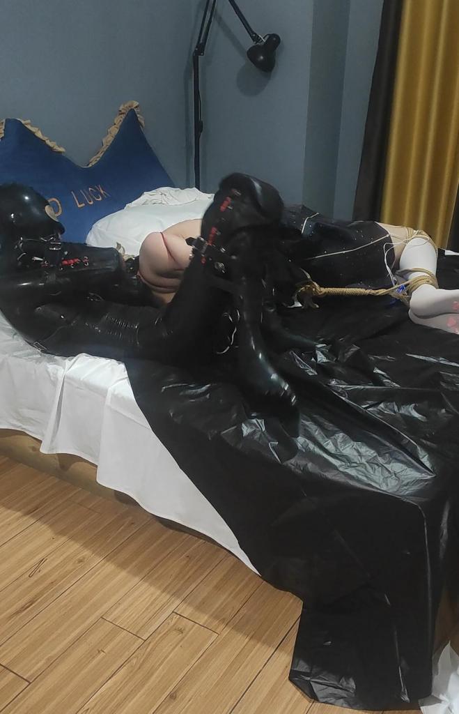 【卿玥原创】【下集】两个小m被玩弄，一个被后手驷马死死捆绑加电击地狱折磨，一个胶衣全包被k9套装紧紧束缚沦为狗狗，屁屁被塞入两个跳蛋折磨前高呜呜直叫 【卿玥原创】【下集】两个小m被玩弄，一个被后手驷马死死捆绑加电击地狱折磨，一个胶衣全包被k9套装紧紧束缚沦为狗狗，屁屁被塞入两个跳蛋折磨前高呜呜直叫<br>目前运营业务:线下体验，线下调教，绳艺捆绑视频定拍，视频购买，约稿，感兴趣的老板请添加联系方式众筹，感谢您的支持，<br>坐标石家庄，喜欢的可以点点关注有更新会有提醒，有想订拍的线下体验真空床，全包木乃伊，绳束等等的可以加q3687429497，不闲聊，谢谢加的时候备注狐妖吧哦。另找石家庄女s或女m模特，身材好的cd妹妹也可以，有意可以加我。
