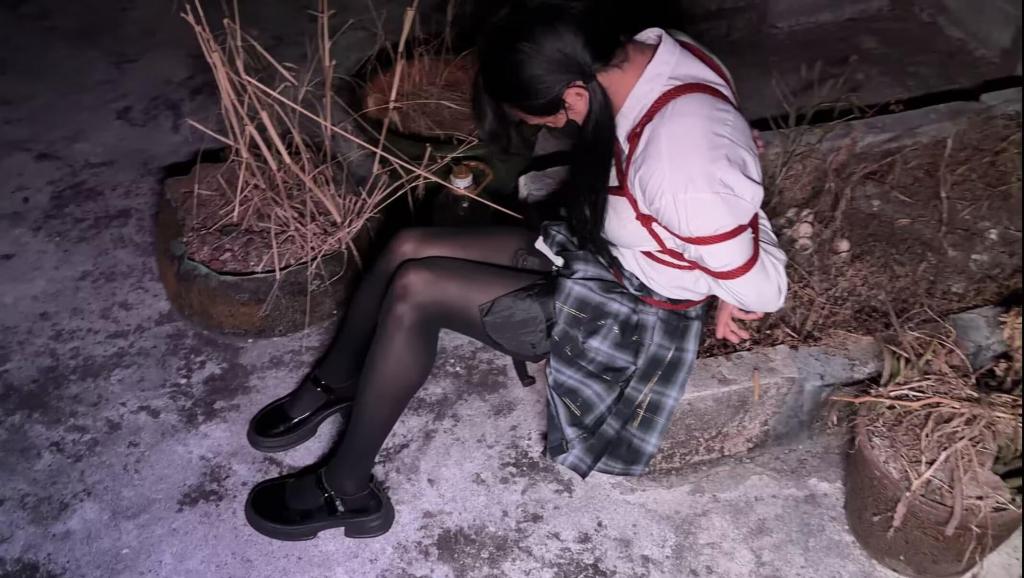 小男娘天台露出 小男娘大晚上被拉去天台露出 日式紧缚 郊狼电击惩罚<br>爽麻到走不动道 被命令不能一直停着 必须走路（猜猜郊狼贴在哪）<br>欢迎好看男娘和女m 来约绳约玩 坐标：深圳<br> Q：14七889222叁